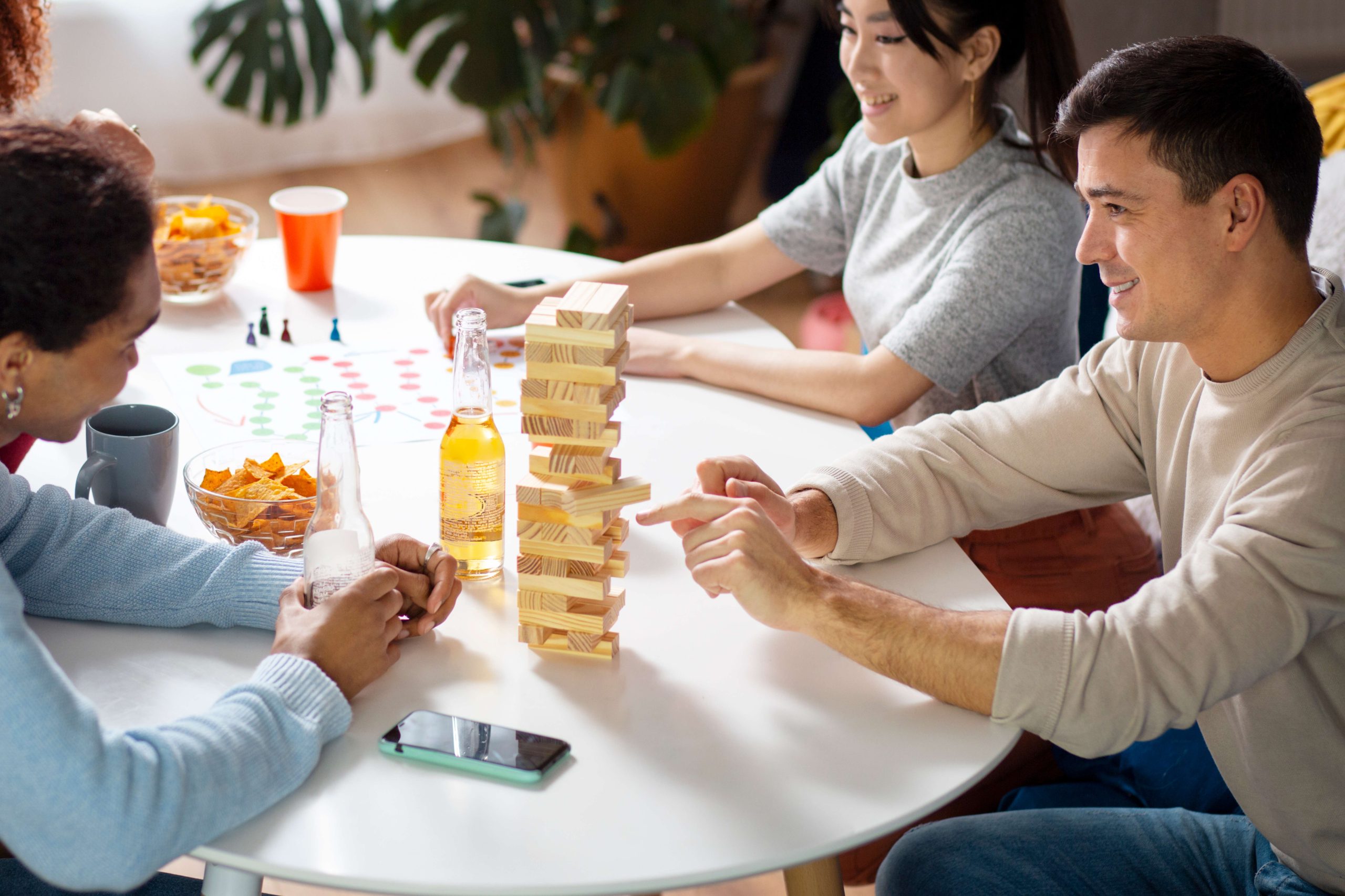 druz-a-razvlekautsa-tradicionnymi-igrami-11zon